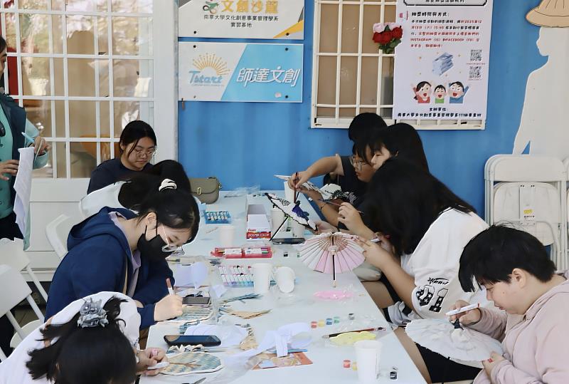南華大學文創系舉辦畢業展,讓參觀者體驗製作竹扇子。