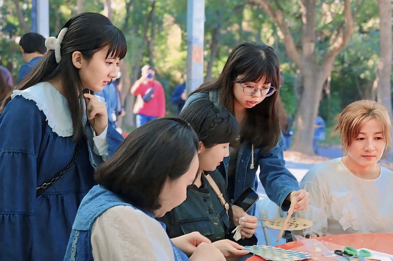 南華大學文創系舉辦畢業展, 讓參觀者體驗竹編挑戰。