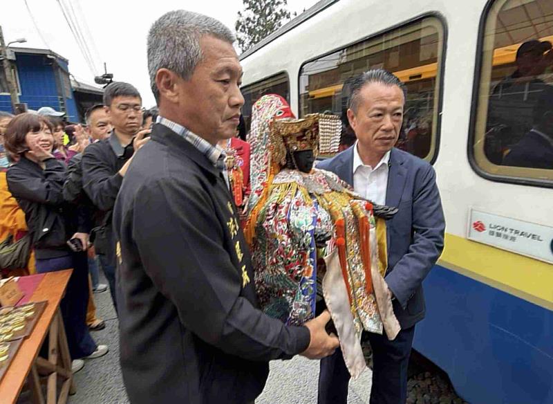 媽祖首搭林鐵「栩悅號」阿里山迎曙光 翁章梁接駕祈福