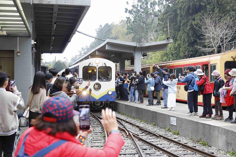媽祖首搭林鐵「栩悅號」阿里山迎曙光 翁章梁接駕祈福