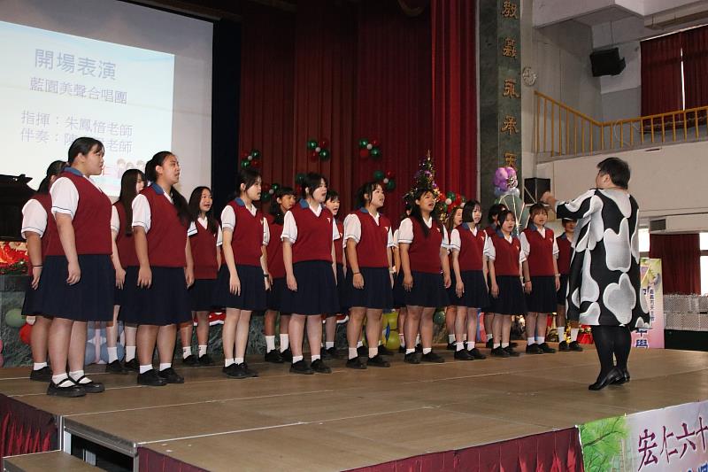 宏仁藍園美聲合唱團開場表演。