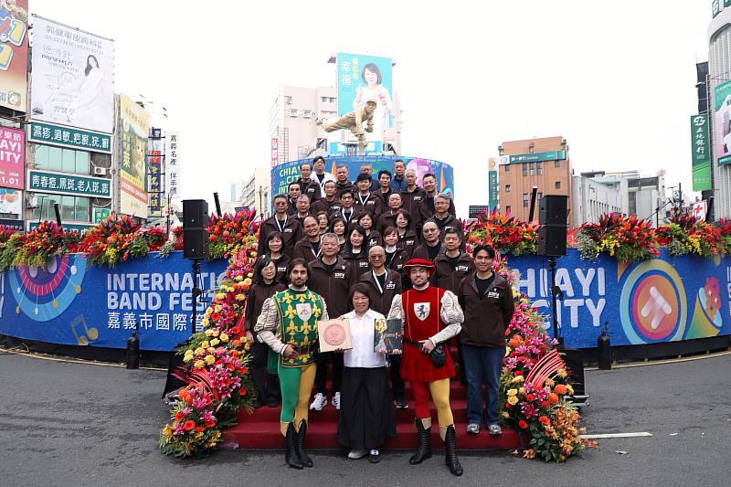 黃敏惠市長與義大利科里羅尼中古世紀管樂旗隊。