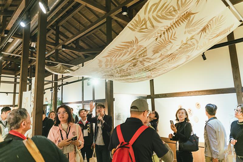 策展人賴冠羽透過導覽分享展覽與空間設計背後的策展理念與美學思考，引領與會者深入認識台灣林業文化及國產木材之美。
