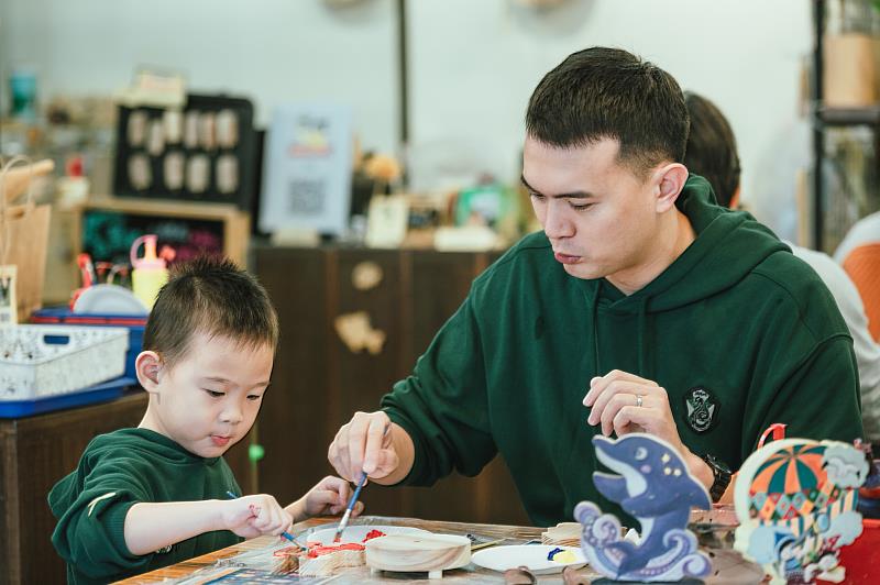 森林教室規劃木藝、紙藝、種子藤圈及絹印等體驗課程，讓參與民眾親手創作，帶回充滿森林氛圍的作品。
