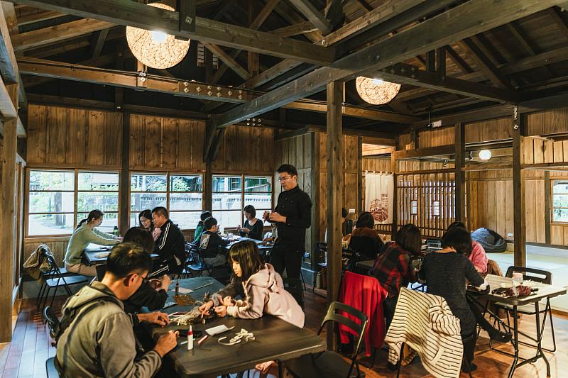 紙藝迴廊品牌負責人黃志豪帶領學員運用衍紙技巧，創作細緻典雅的紙雕作品。