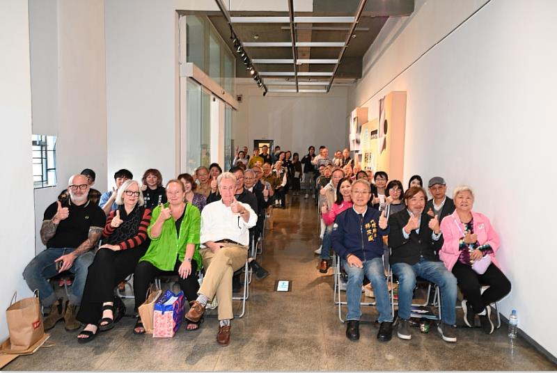 「既視.界-臺澳當代藝術創作展」開幕式代理縣長林茂盛及藝術家、貴賓合照。