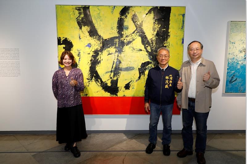 代理縣長林茂盛與策展人李瑋及藝術家陶文岳合照。