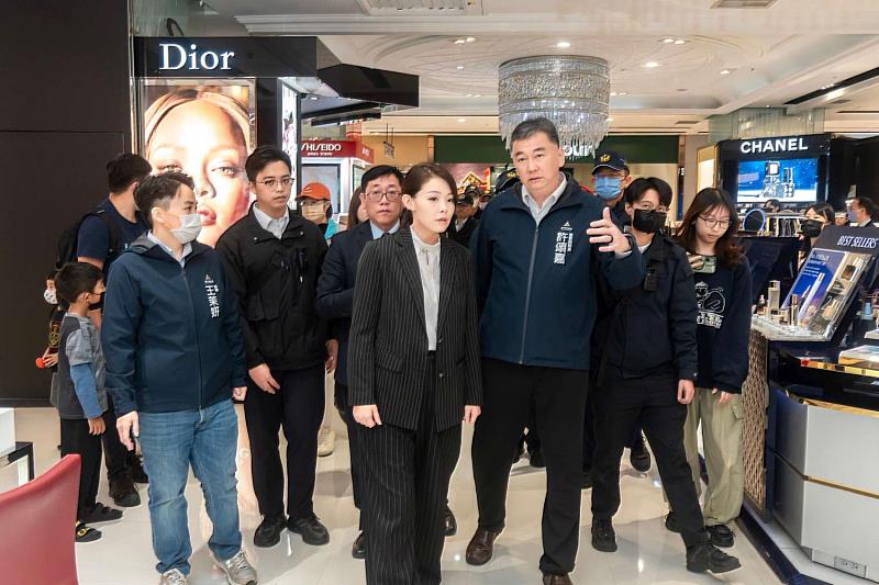 新竹市長高虹安今（20）日率警察局長許頌嘉等相關人員，前往人潮密集的新竹大遠百實地巡視維安勤務。