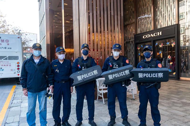 竹市警察局全面強化百貨與購物中心人潮聚集處維安。