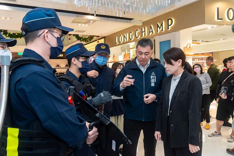 新竹市長高虹安今（20）日率警察局長許頌嘉等相關人員，前往人潮密集的新竹大遠百實地巡視維安勤務。