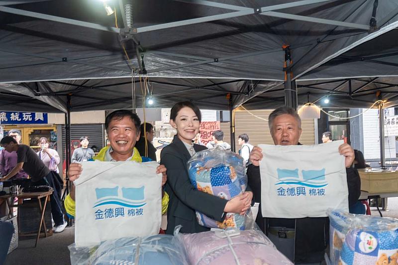 市長高虹安走訪各個攤位，與市民互動交流。