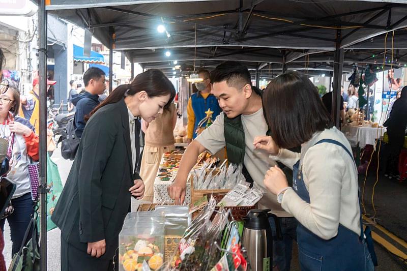 市長高虹安走訪各個攤位，與市民互動交流。
