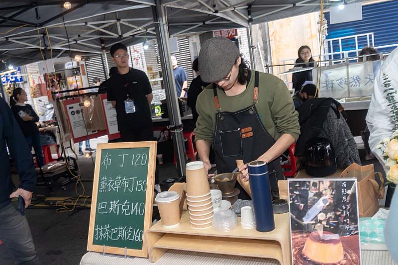 現場集結舊城輔導店家與在地特色攤位20家，內容豐富多元。