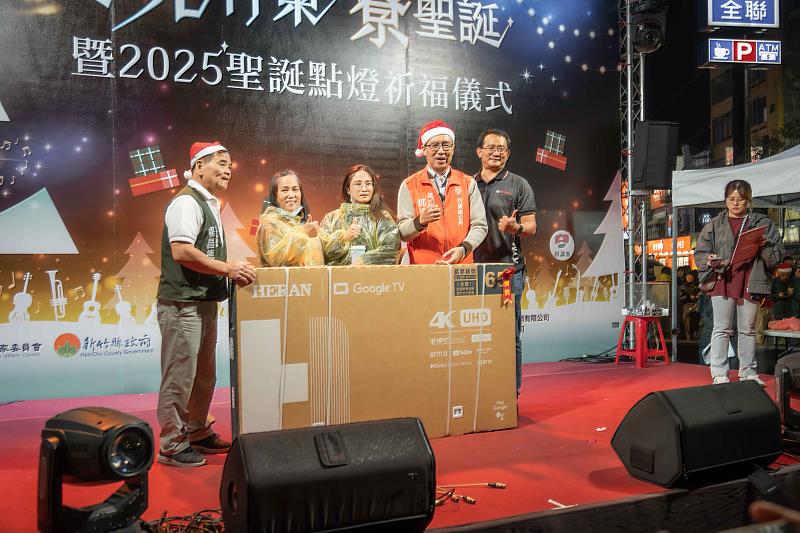 恭喜本次的頭獎得主幸運抱回65吋智慧型電視。