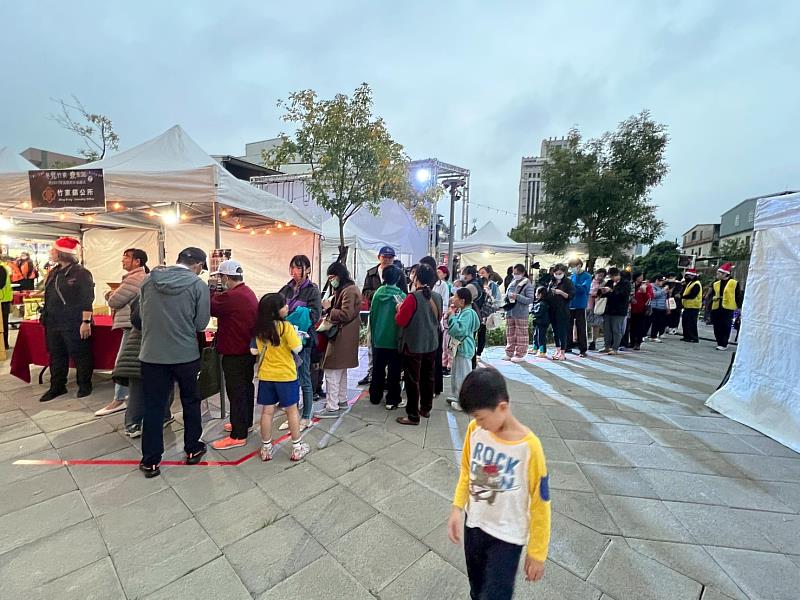 兌換限量300份的摸彩券與50元園遊券的排隊人龍看不到盡頭，展現極高的人氣。