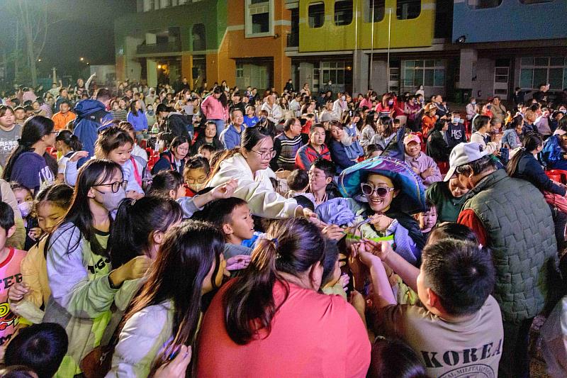 嘉義同鄉會等各界贊助，紙風車水上演出吸三千人同歡
