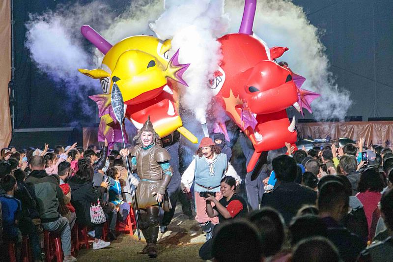 嘉義同鄉會等各界贊助，紙風車水上演出吸三千人同歡