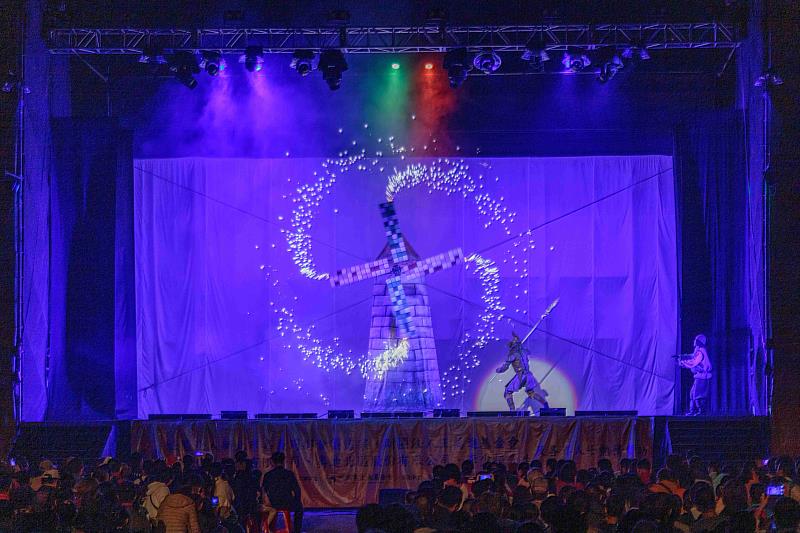 嘉義同鄉會等各界贊助，紙風車水上演出吸三千人同歡