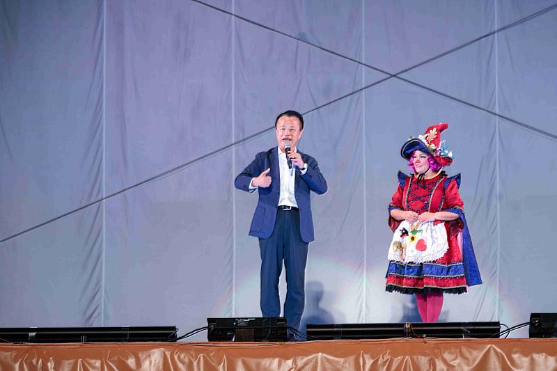 嘉義同鄉會等各界贊助，紙風車水上演出吸三千人同歡