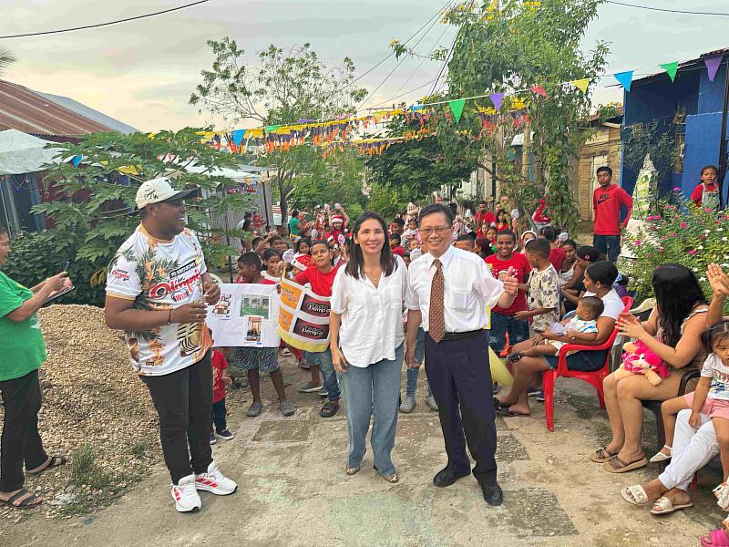 朱盛鴻與Milene Jarava眾議員在Alto de Rosario社區與興高采烈的孩童們合影