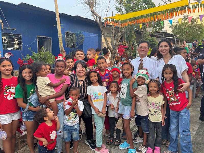 朱盛鴻與Milene Jarava眾議員在Angela社區與領取禮物的孩童們合影