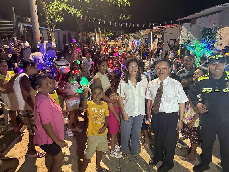 朱盛鴻與Milene Jarava眾議員在氣氛熱烈的Madi社區活動現場