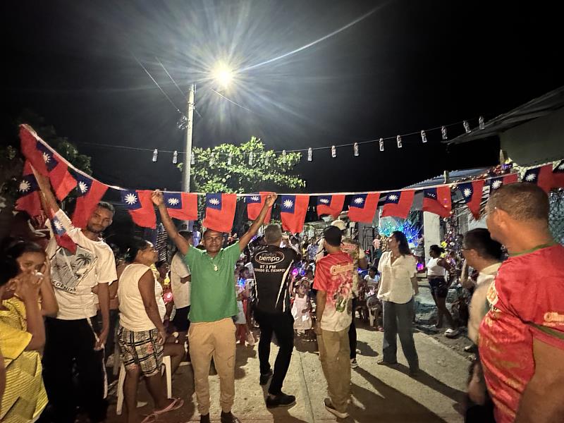 在台灣國旗的輝映下，Madi社區兒童高喊「感謝台灣！」