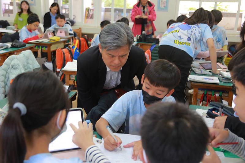 國教署署長彭富源蒞臨指導東門國小自主學習節公開觀議課