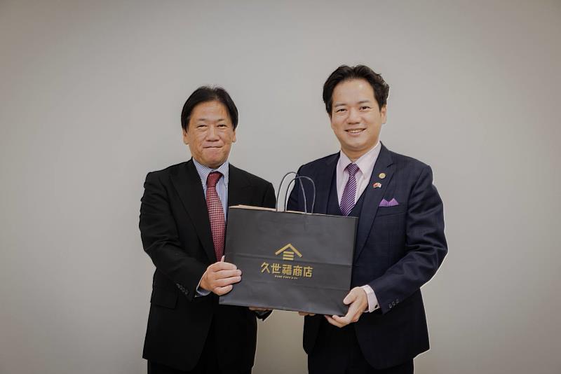 台灣三井不動產股份有限公司董事長兼總經理久一康洋致贈日本特產