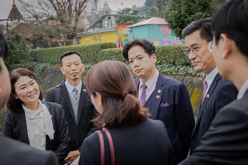三麗鷗株式會社柳內和子常務為市府訪團導覽大分縣日出町「三麗鷗樂園(Sanrio Harmonyland)」園區及簡介規劃概況。