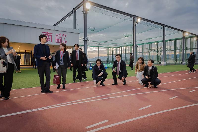 市府訪團參訪LaLaport福岡商場頂樓設置運動空間