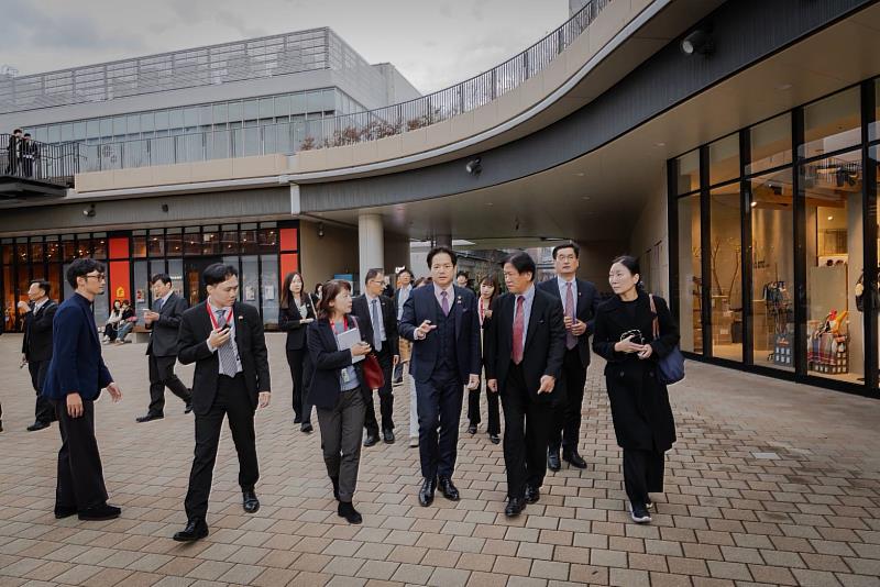 台灣三井不動產股份有限公司董事長兼總經理久一康洋及王莉萍協理為市府訪團介紹LaLaport福岡商場設施