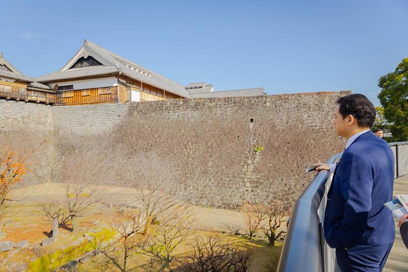 考察團參訪熊本城，深入了解其於震在後結合傳統工法與現代科技進行長期修復的經驗。