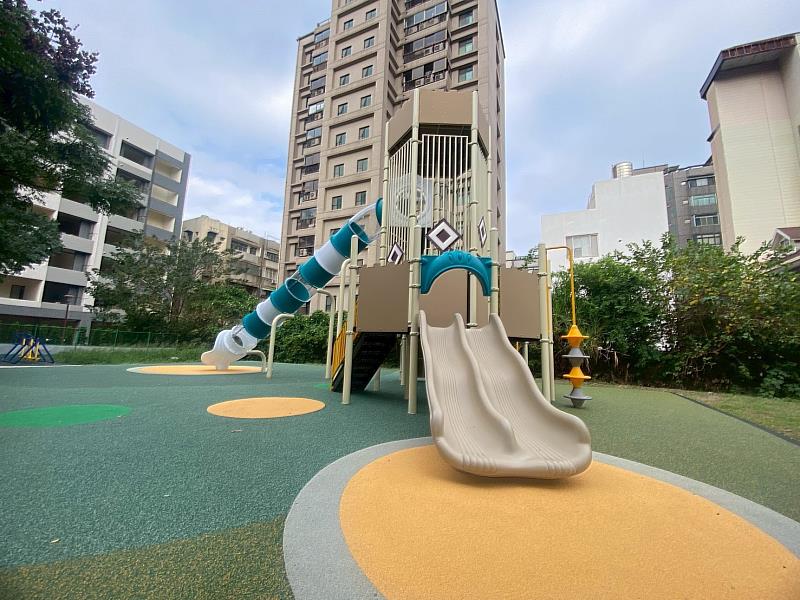 新竹市錦華公園新設特色溜滑梯遊具。