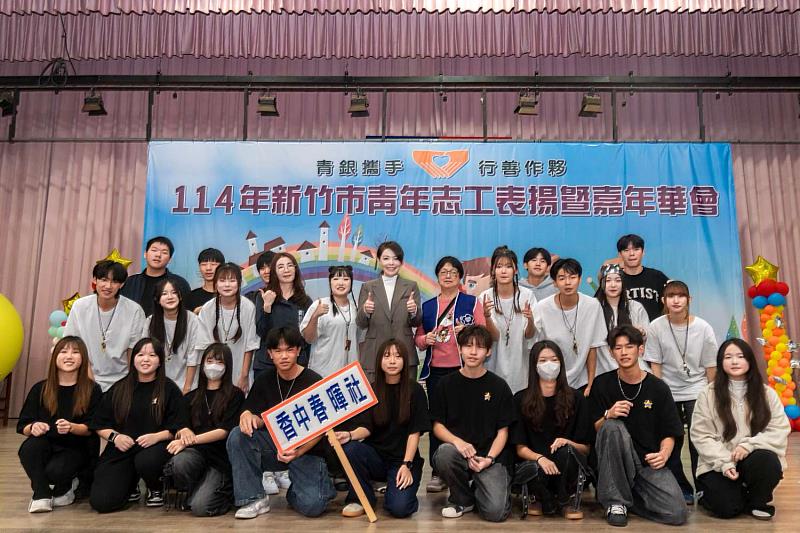 「新竹市香山高中春暉社」化身「鏟子超人」，前往光復鄉協助清淤救災。