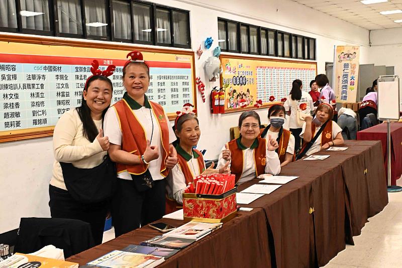 圖說5. 普仁志工們頭戴聖誕帽與麋鹿裝飾，為頒獎典禮帶來聖誕氣氛。(圖片提供/靈鷲山佛教教團)