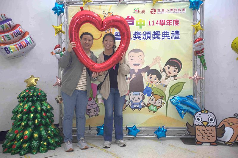 圖說3. 小太陽媗菱與媽媽歡欣合影(圖片提供/靈鷲山佛教教團)