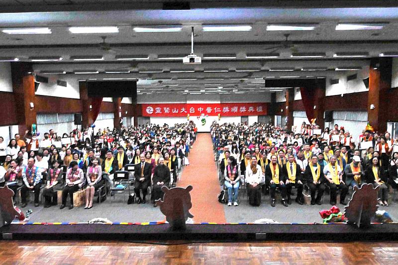 圖說2：靈鷲山台中區普仁獎頒獎典禮在台中世貿一館舉行，表揚150位小太陽（靈鷲山佛教教團提供）