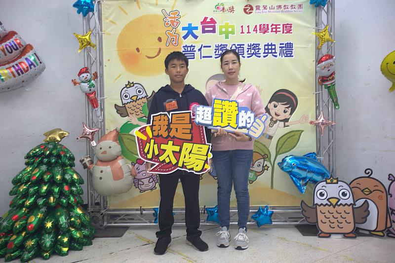 圖說4.聖雄與媽媽合影，紀念珍貴時刻。(圖片提供/靈鷲山佛教教團)