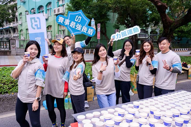 今年臺北馬富邦金控首度培訓員工擔任視障陪跑志工，並號召員工志工協助賽務，以實際行動支持運動平權。