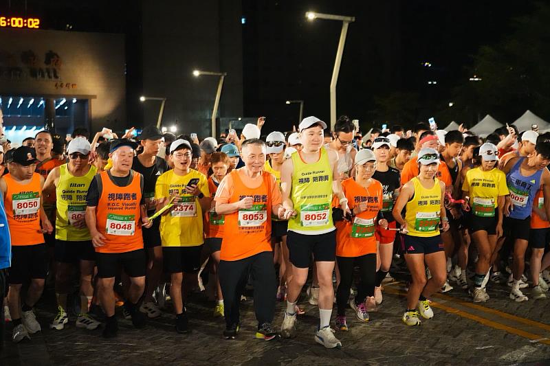 今年臺北馬富邦金控首度培訓員工擔任視障陪跑志工，並號召員工志工協助賽務，以實際行動支持運動平權。