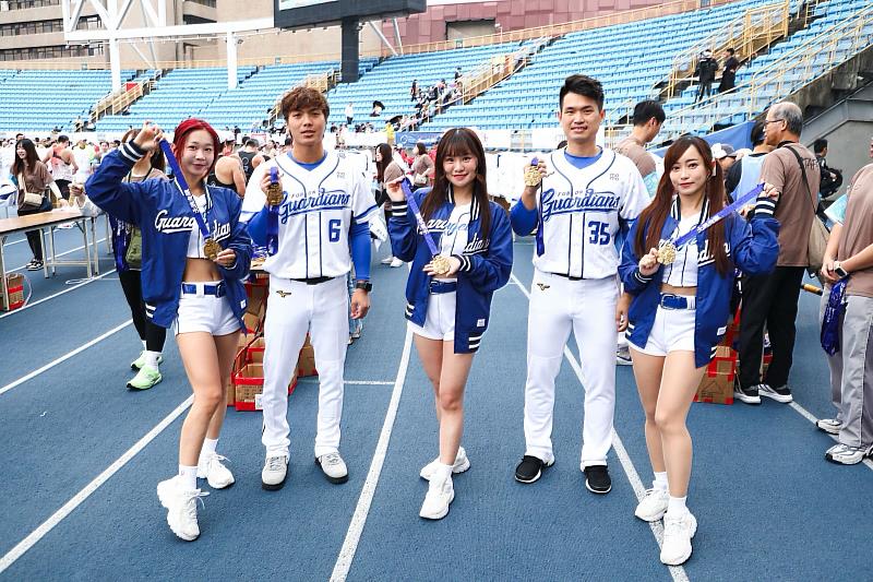 今年富邦金控再度邀請富邦悍將選手、Fubon Angels在全、半馬終點處為完賽跑者掛上獎牌，與跑者們共享榮耀！