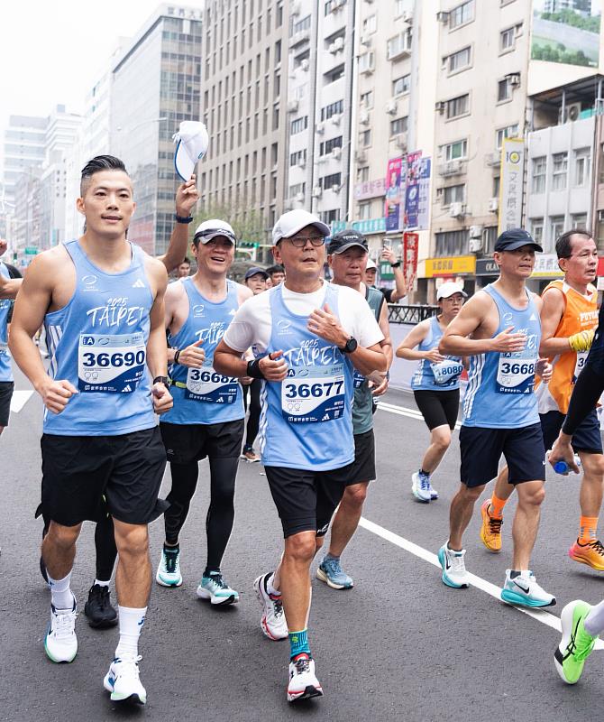 富邦集團董事長蔡明忠今年第12度完賽臺北馬半程馬拉松，期許跑者們能持續與臺北馬並肩前行，為健康而跑，也為永續而跑，讓每一步都更有意義。