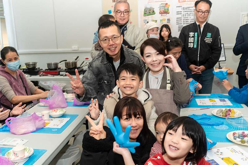 「冬至五色湯圓 DIY×慢飛兒公益活動」北門市場登場，高虹安市長與孩子們同樂DIY湯圓。