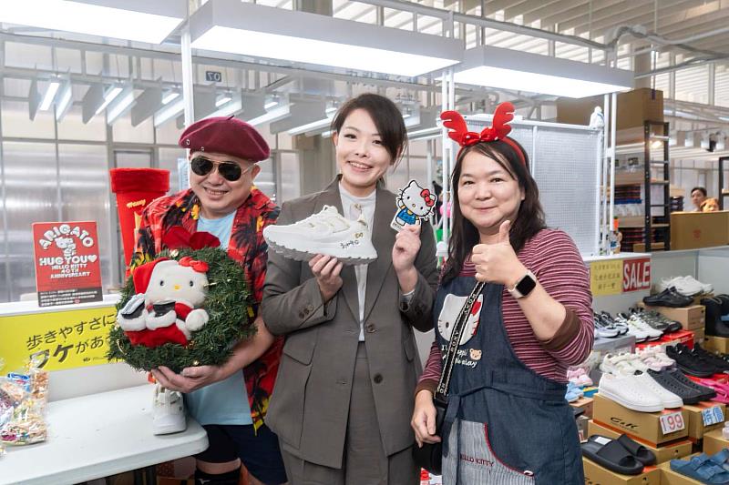 高虹安市長與北門市場攤商合影。