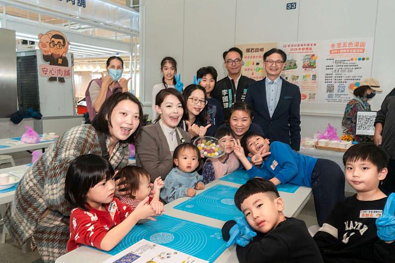 「冬至五色湯圓 DIY×慢飛兒公益活動」北門市場登場，高虹安市長與孩子們同樂DIY湯圓。