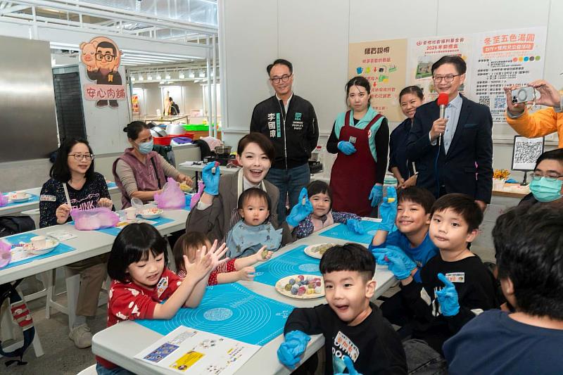「冬至五色湯圓 DIY×慢飛兒公益活動」北門市場登場，高虹安市長與孩子們同樂DIY湯圓。