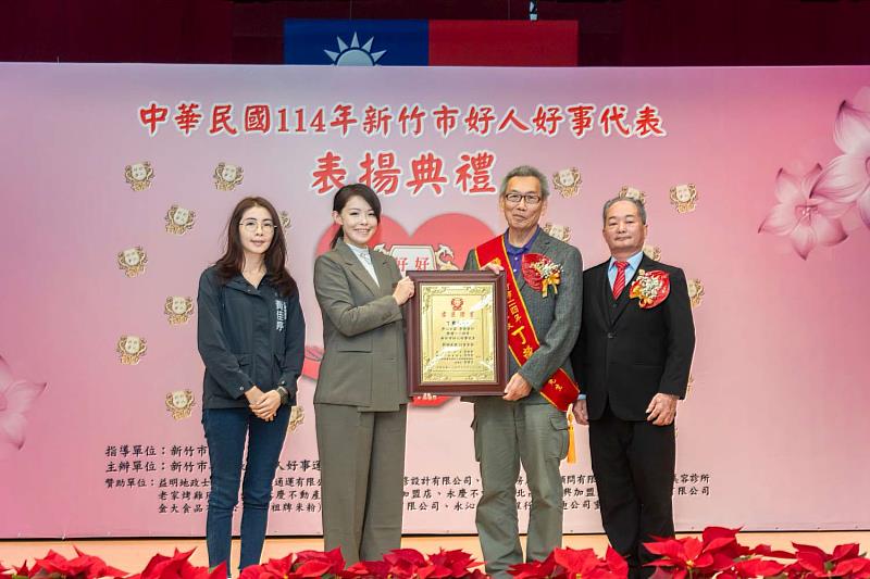 獲獎者丁轉初博士長期關懷長者與投入志願服務，深獲社區肯定。