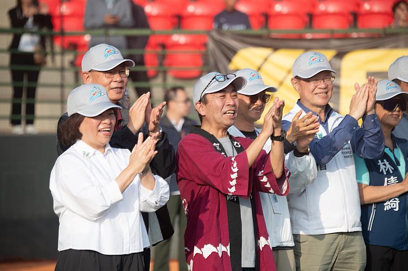 0 黃敏惠市長為球熱情應援