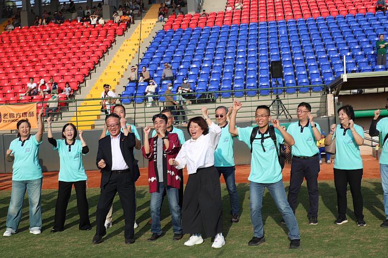 0 黃敏惠市長大跳「team taiwan」為球員加油